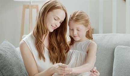 L’Oréal Mixa commercial featuring mother and daughter